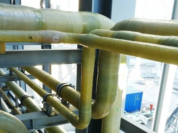 Réseau de tuyauteries composites GRP/FRP installé sur une structure industrielle
